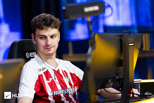 国外解说预测赛果：仅两人看好BLG胜 五人认为TES赢